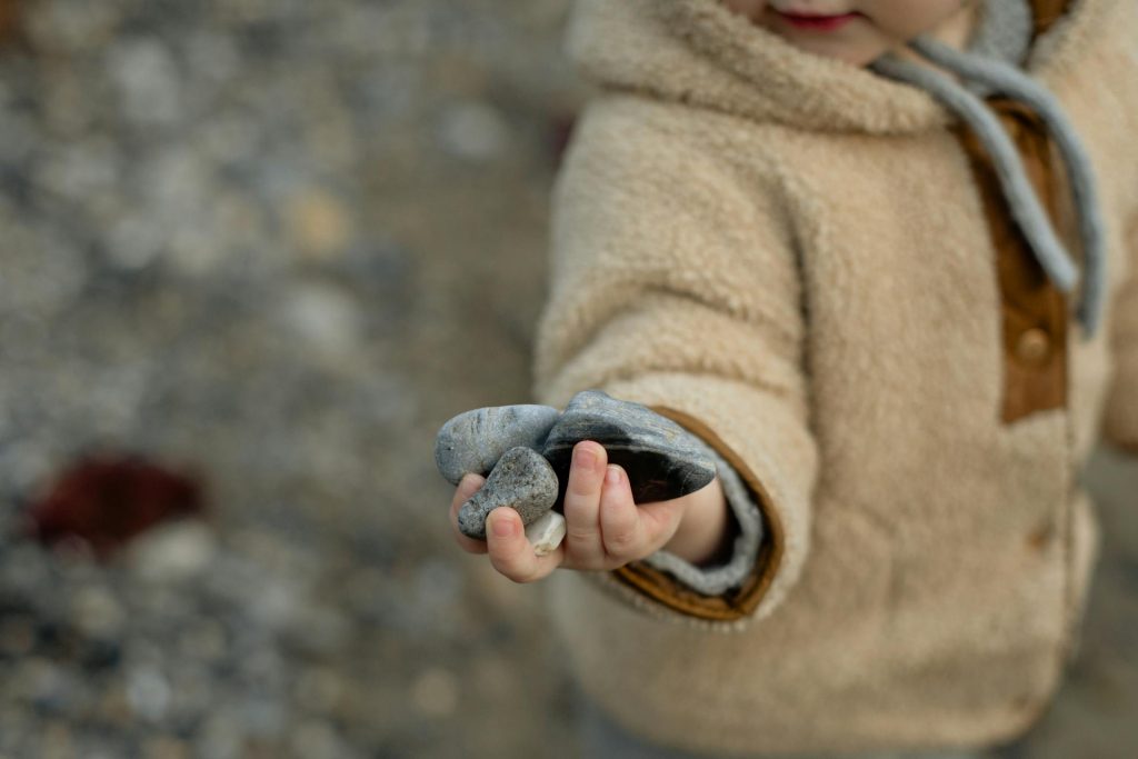 niño con piedras
